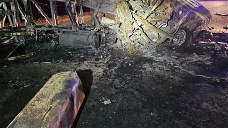 مصرع 3 أشخاص بعد انقلاب واحتراق سيارة نقل بطريق شرم الشيخ