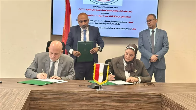 «نقل الكهرباء» توقيع عقد جديد لدعم استقرار الشبكة بالقاهرة