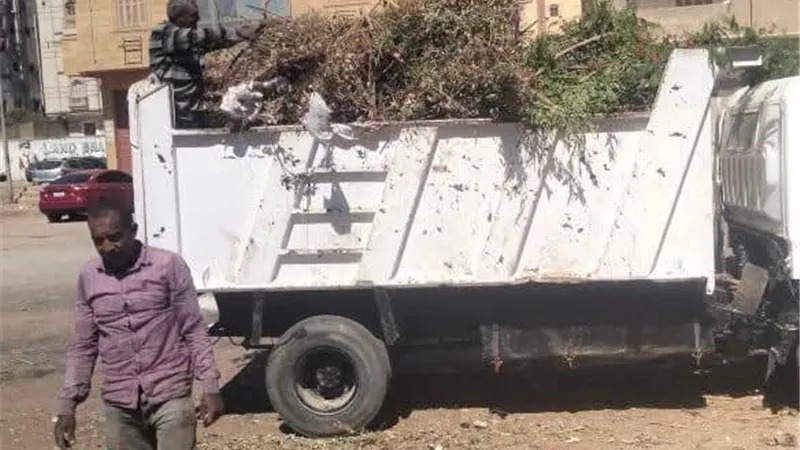 رفع مخلفات الأشجار وتكثيف أعمال النظافة  بعدد من مناطق حي عتاقة بالسويس