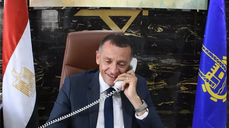 محافظ أسوان يهنئ أوائل الشهادة الإعدادية وأولياء أمورهم هاتفياً ويشيد بتفوقهم