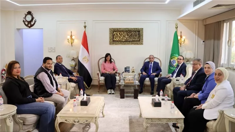 محافظ الإسماعيلية يستقبل السفيرة نبيلة مكرم لإطلاق القافلة التنموية الشاملة