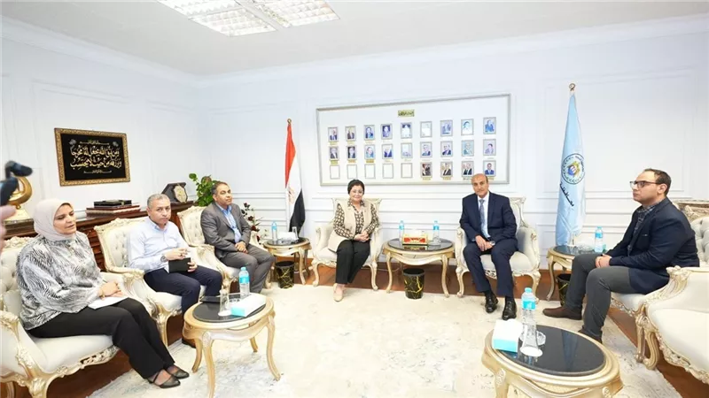 محافظ أسيوط ونائب وزير الصحة يرفعان شعار تنمية الأسرة أولا