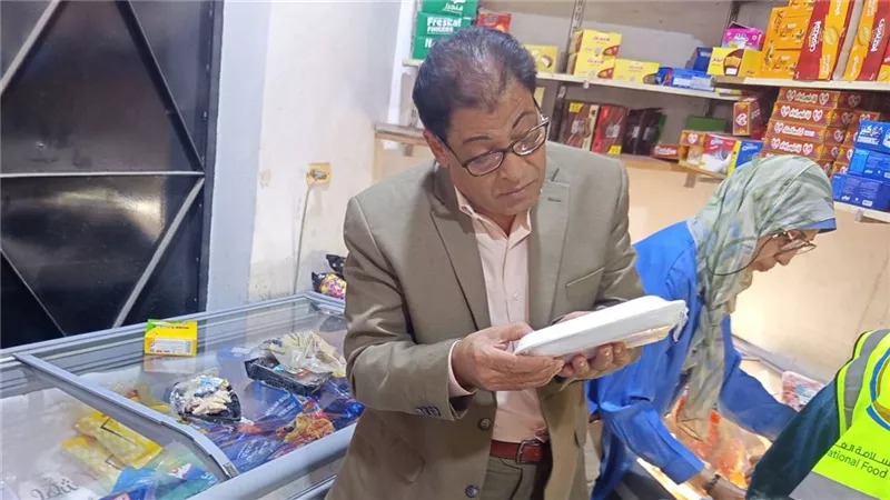 ضبط 77 كيلو لحوم ودواجن وأسماك فاسدة داخل ماركت بالأقصر
