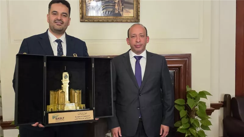 من الرياض إلى القصر العيني.. هدية تذكارية توثق أواصر التعاون الطبي الإقليمي