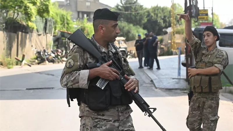 قرب السفارة الأمريكية.. الجيش اللبناني يوقف شخصين بعد إطلاق النار عليهما