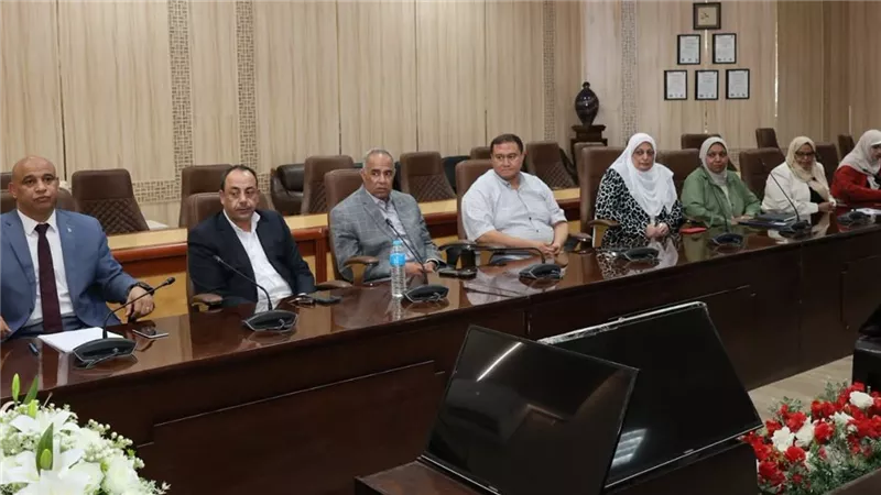 رئيس جامعة قنا يناقش المبادرة الجامعية لتنمية الطفل رياضة - فنون - ثقافة