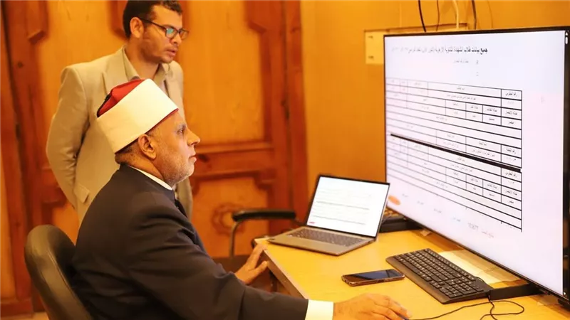 رئيس المعاهد الأزهرية يتابع امتحان الأحياء عبر غرفة العمليات المركزية
