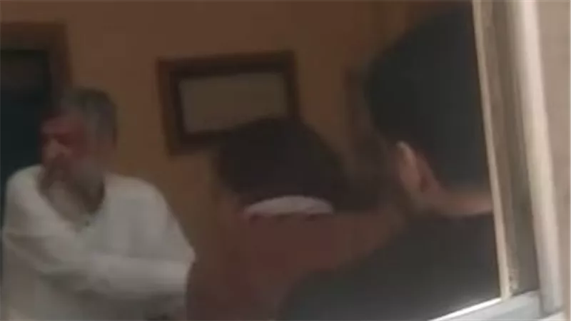 «قلعوها الحجاب وضربوها».. شاهد لحظة الاعتداء على طبيبة أسنان داخل مستشفى|فيديو