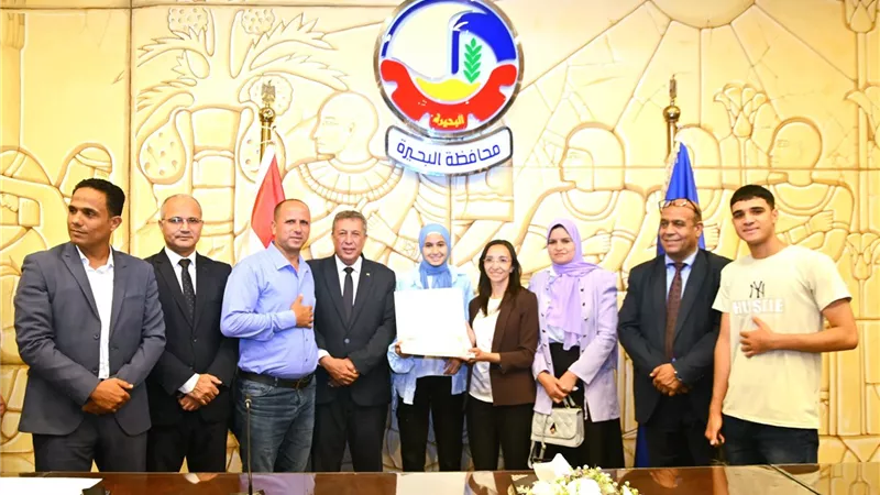 محافظ البحيرة تكرّم أوائل الشهادة الإعدادية وتؤكد: أنتن نماذج مضيئة للتفوق 