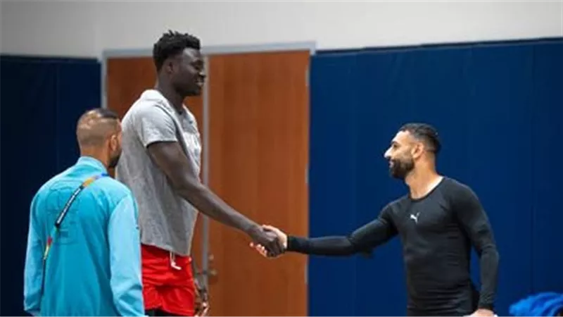 نجوم منتخب مصر في زيارة لنادي كرة سلة قبل مواجهة إيران