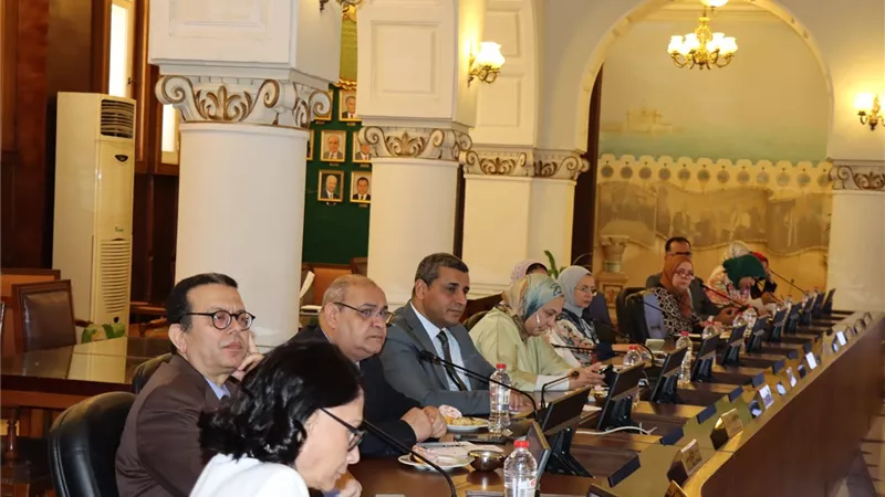 جامعة الإسكندرية تبحث تطوير الخدمات الطبية والتحول الرقمي 