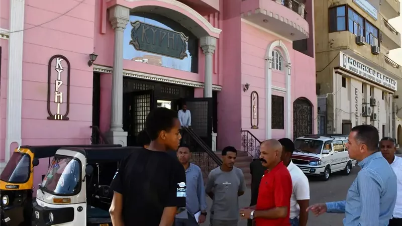 محافظ أسوان يوجه بمراجعة تراخيص مركبات التوك توك والتعامل الحاسم مع المخالفات 