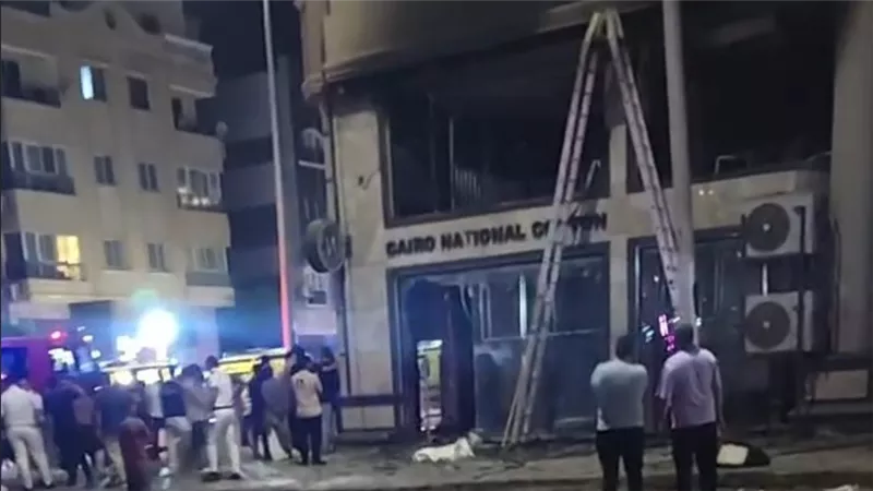 بعد الدفع بـ 3 سيارات إطفاء.. السيطرة على حريق نشب في محل ملابس بأكتوبر
