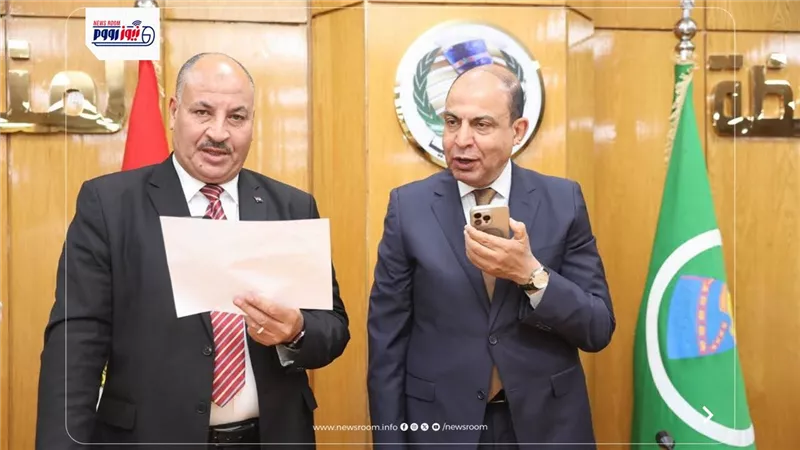 محافظ المنيا يعتمد نتيجة الشهادة الإعدادية ويهنئ الأوائل هاتفيًا