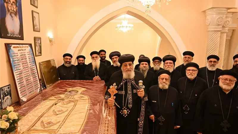 البابا تواضروس يزور مزاري القديسين مارمرقس الرسول والقمص ميخائيل إبراهيم 