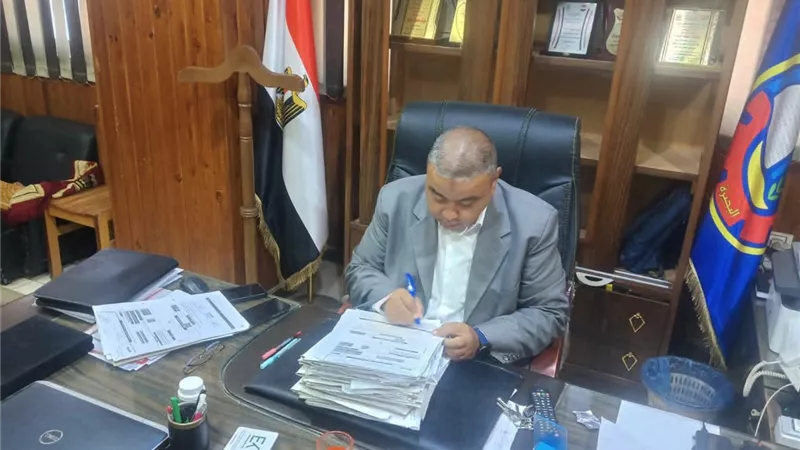 إنهاء ملفات التصالح: رئيس مركز إدكو يوقع نماذج تقنين أوضاع البناء بالبحيرة