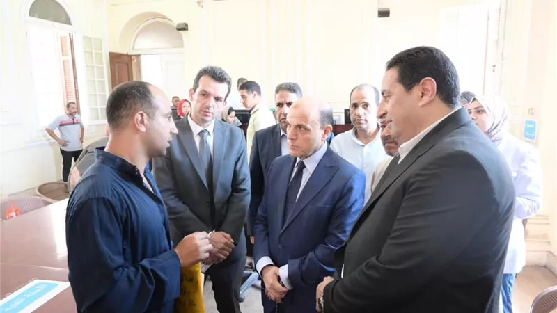 المواطن أولًا.. محافظ الغربية يواصل جولاته لمتابعة الخدمات بالمراكز التكنولوجي