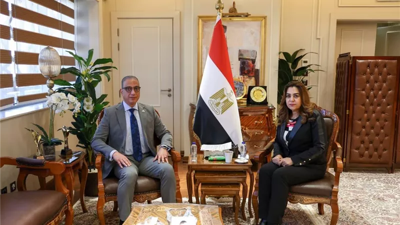 وزيرة التنمية تتابع مع محافظ الجيزة تطوير منظومة المخلفات وملفات التصالح 