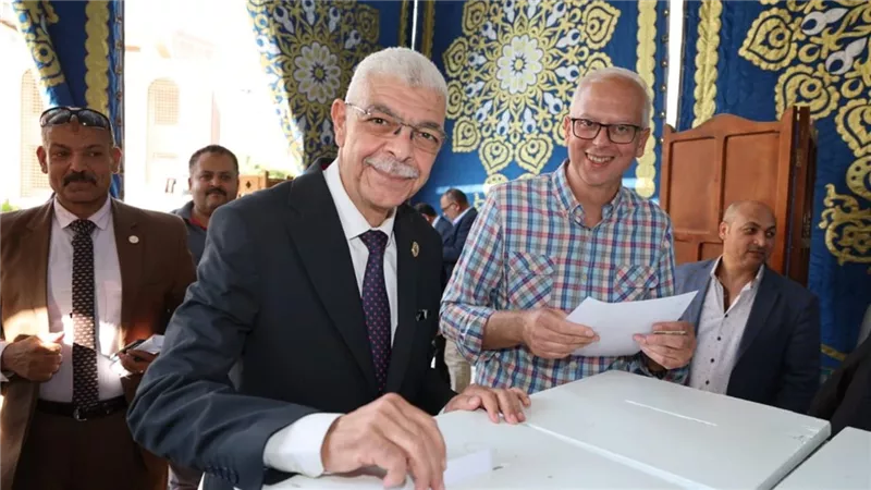 رئيس جامعة المنوفية يدلي بصوته في انتخابات جمعية الرعاية الصحية والاجتماعية