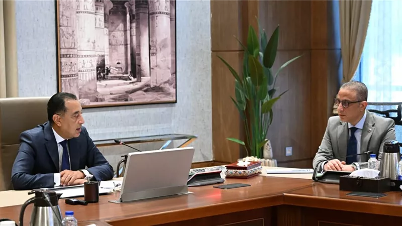 رئيس الوزراء يستعرض موقف تنفيذ عدد من مشروعات الخطة الاستثمارية لمحافظة الجيزة