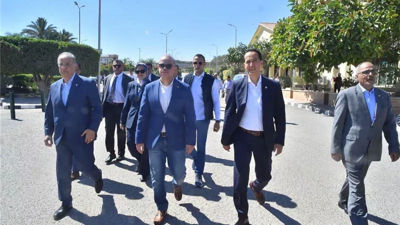 وزير الاستثمار يتفقد المنطقة الحرة بالعامرية ويشيد بمعدلات التصدير
