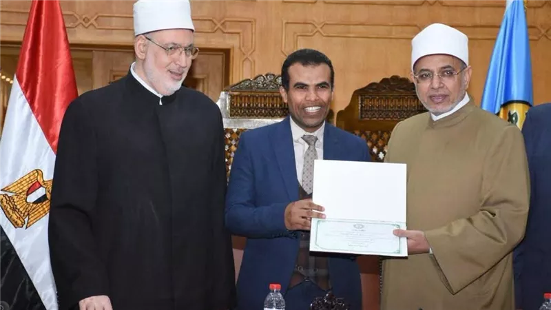 جامعة الأزهر تكرم حسام شاكر لمشاركته في تأليف كتاب رؤسائها الـ18
