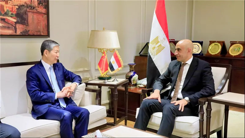 التربية والتعليم يبحث مع سفير الصين تعزيز التعاون في تطوير البنية التكنولوجية 