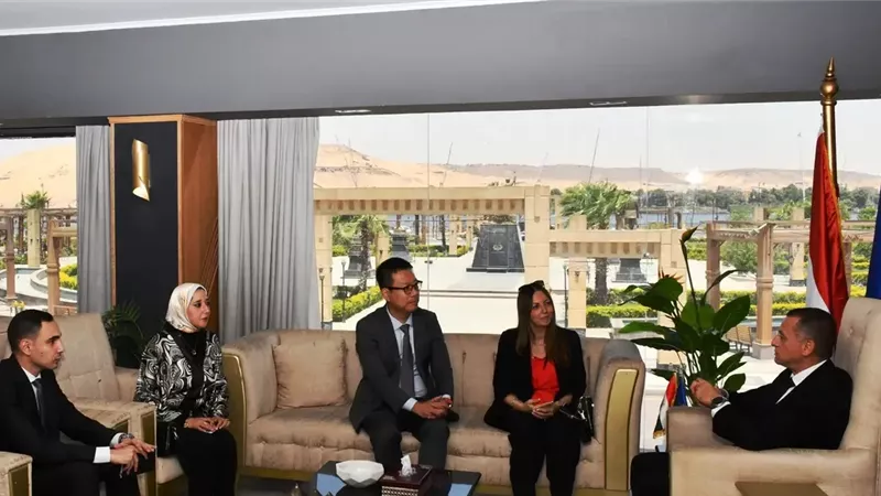 شركة عالمية ومحافظ أسوان يناقشان إنشاء أكاديميات للتدريب الرقمي بالصعيد