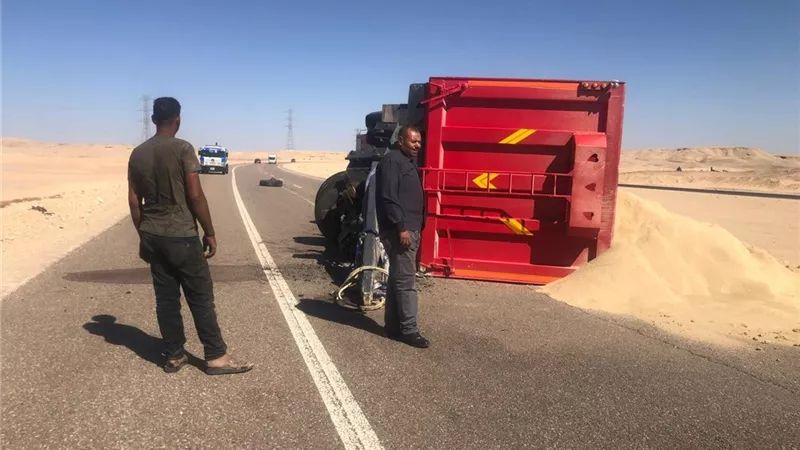 انقلاب شاحنة أسمدة على الصحراوي الشرقي بأخميم دون وقوع إصابات