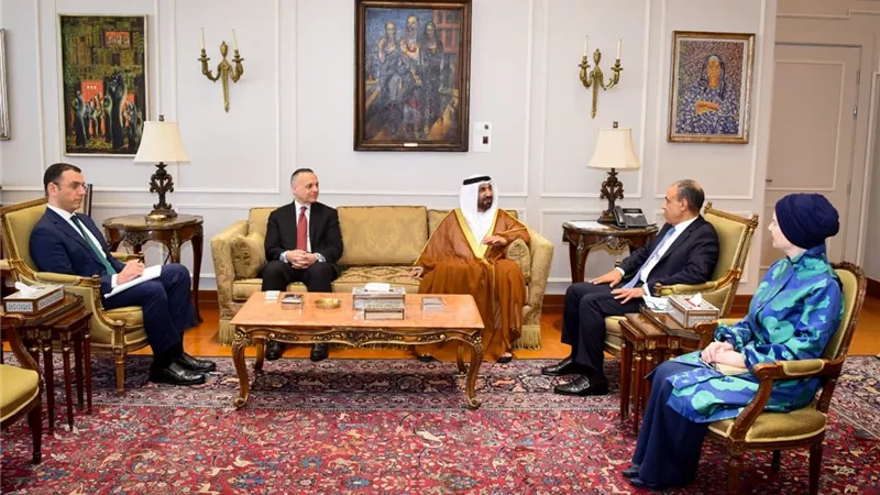 خلال لقائه وزير الخارجية.. رئيس البرلمان العربي يشيد بدور مصر والرئيس السيسي