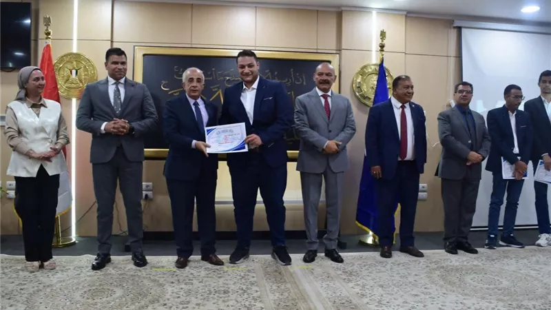 محافظ السويس يكرّم فريق 