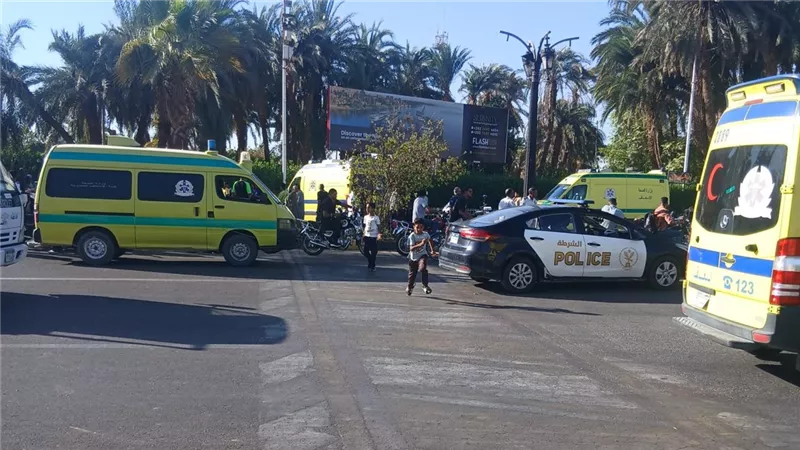 10 مصابين بينهم حالات خطرة إثر انقلاب ميكروباص بالأقصر
