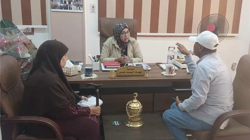 رئيسة حي فيصل تستمع لشكاوى المواطنين وتوجه بسرعة الاستجابة والحلول الفورية
