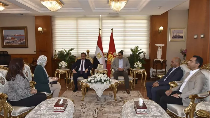 محافظ بورسعيد يستقبل وفد من وزارة الخارجية لبحث التعاون المشترك