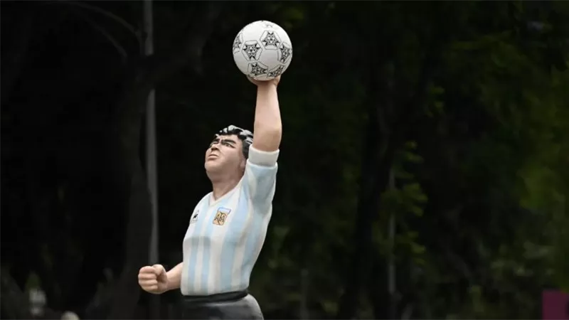 من ملاعب المكسيك إلى قاعات المزادات.. كرة مارادونا تعرض للبيع