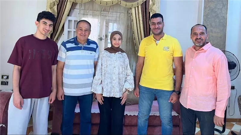 النائب سيد عبد الجليل يهنئ طلاب الشهادة الإعدادية بالإسماعيلية 