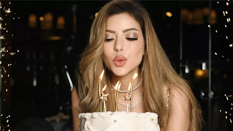ميرنا جميل تخطف الأنظار باللون الذهبي في الاحتفال بعيد ميلادها |صور