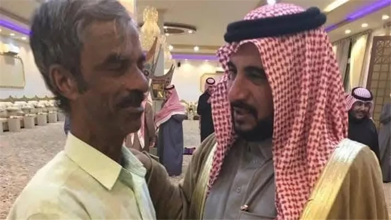 35 عاما من الوفاء.. أسرة سعودية تودّع عاملها الهندي بطريقة أبكت القلوب