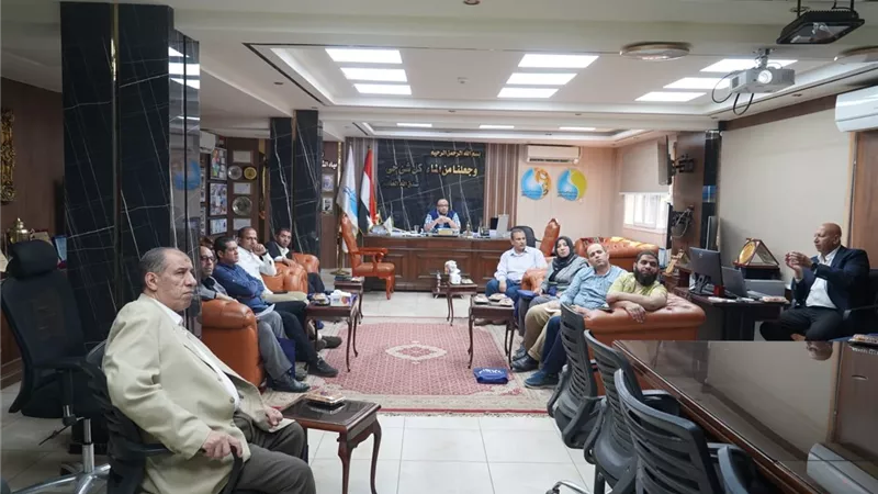 مياه سوهاج تبحث توطين صناعة معدات محطات المياه مع 