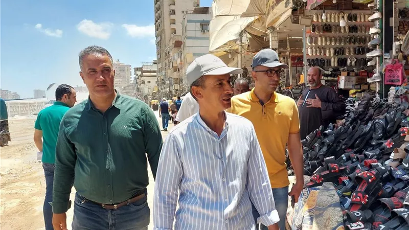بقيادة 