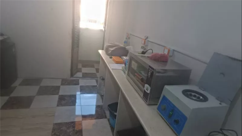ضبط منتحل صفة طبيب وأدوية مجهولة المصدر داخل منشآت طبية بالدقهلية وإغلاقها