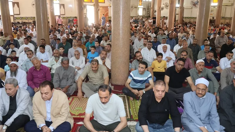 محافظ سوهاج يؤدي صلاة الجمعة بمسجد الحق بحي غرب.. صور