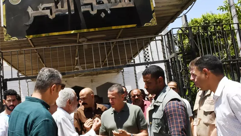 محافظ أسوان يؤدى صلاة الجمعة بمسجد النصر ويستمع لمطالب المواطنين
