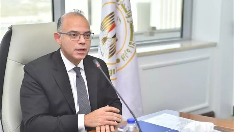 وزير الاستثمار يتفقد ميناء الدخيلة لضمان انتظام الإفراج الجمركي