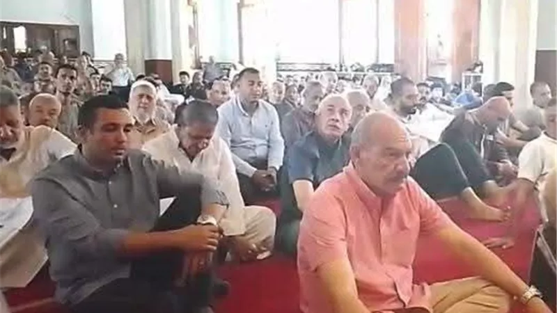 محافظ السويس يؤدي صلاة الجمعة بمسجد المعهد الديني بالملاحة ويلتقي المواطنين
