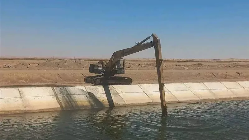 محافظ أسوان يتابع جهود تطوير منظومة الرى بالمحافظة ويشيد بجهود العاملين 