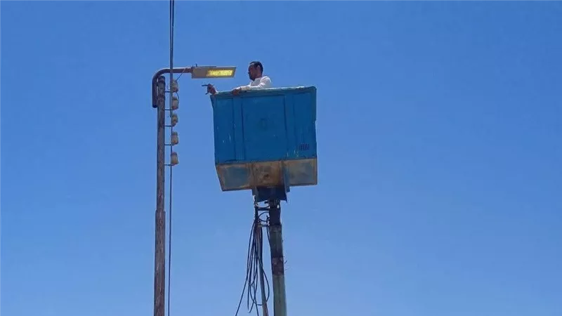 رئاسة حي الجناين بالسويس تواصل رفع كفاءة الإنارة العامة بمنطقة أبو حسين