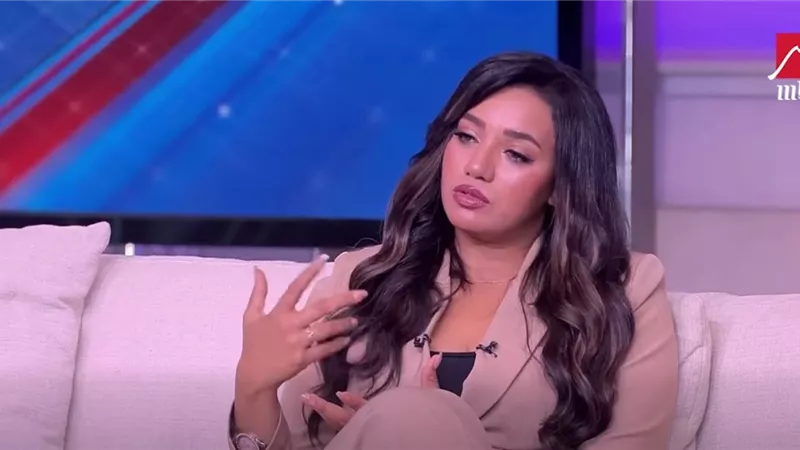 سمية درويش: رحت لمخرج أشوف كليب صليت عنده و قررت اتحجب واعتزل 