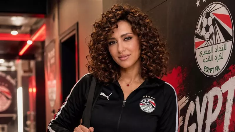 بـ تيشرت المنتخب .. حنان مطاوع تحتفل بتأهل مصر لدور الـ 32 لكأس العالم