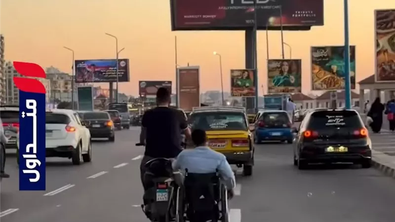 يا صاحبي أنت اللي لوحدك جنبي.. شاب يوثق لحظة مؤثرة مع صديقه  
